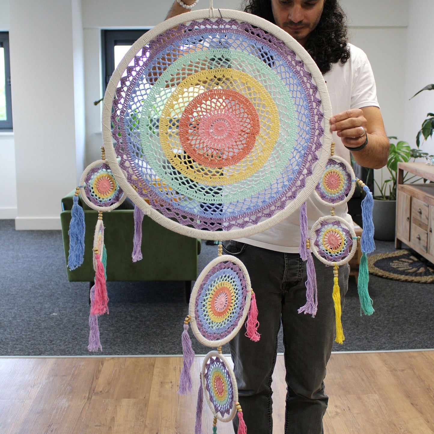 Großer Traumfänger in Pastellregenbogen – Handgefertigter Wandschmuck aus Bali (ca. 115 cm)