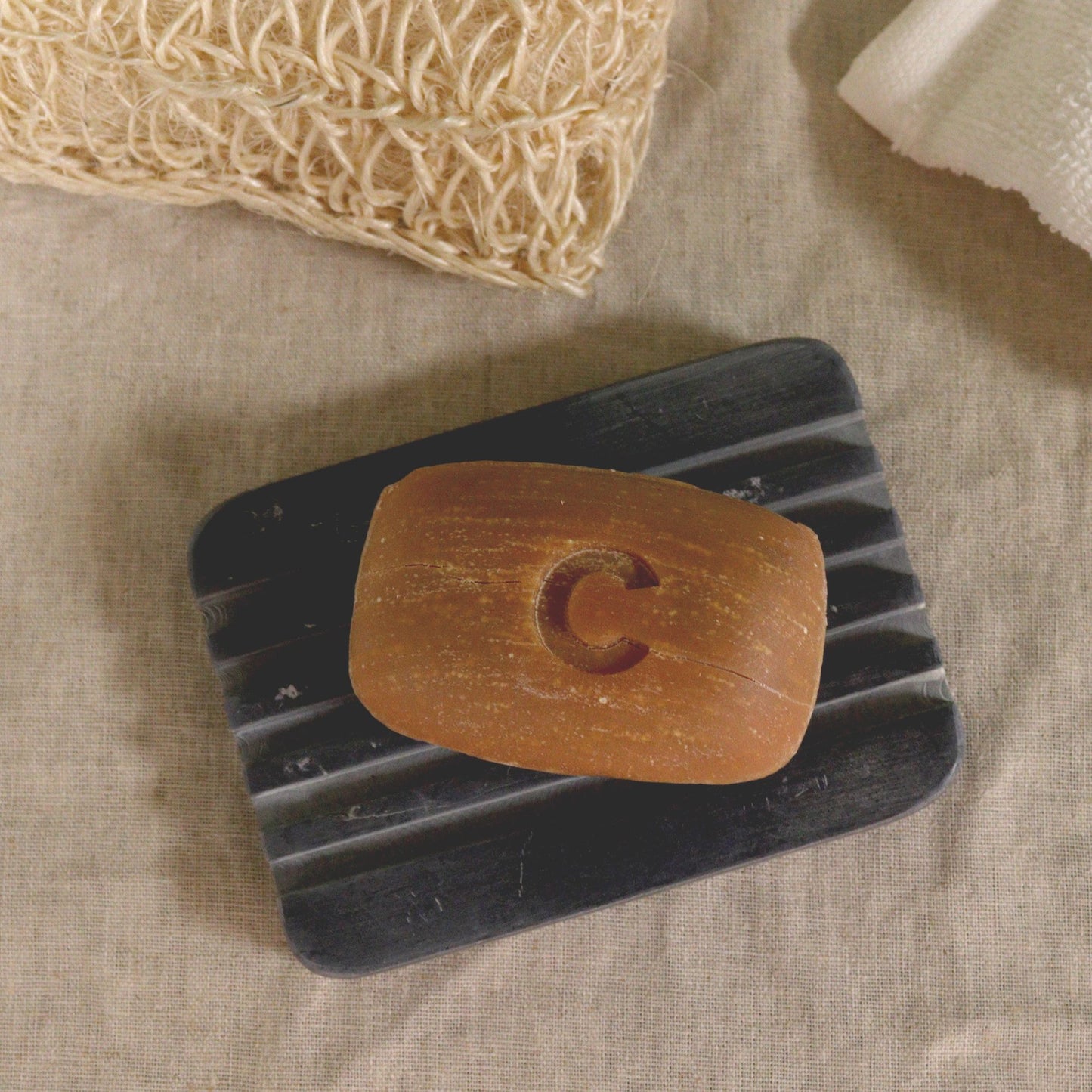 Graue Seifenschale aus Speckstein mit Relief - Handgefertigtes Naturstein-Accessoire