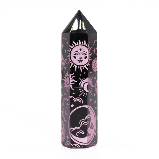 Obsidian Obelisk 'Mystic Story' in Rosa - Gravur mit Himmelssymbolen