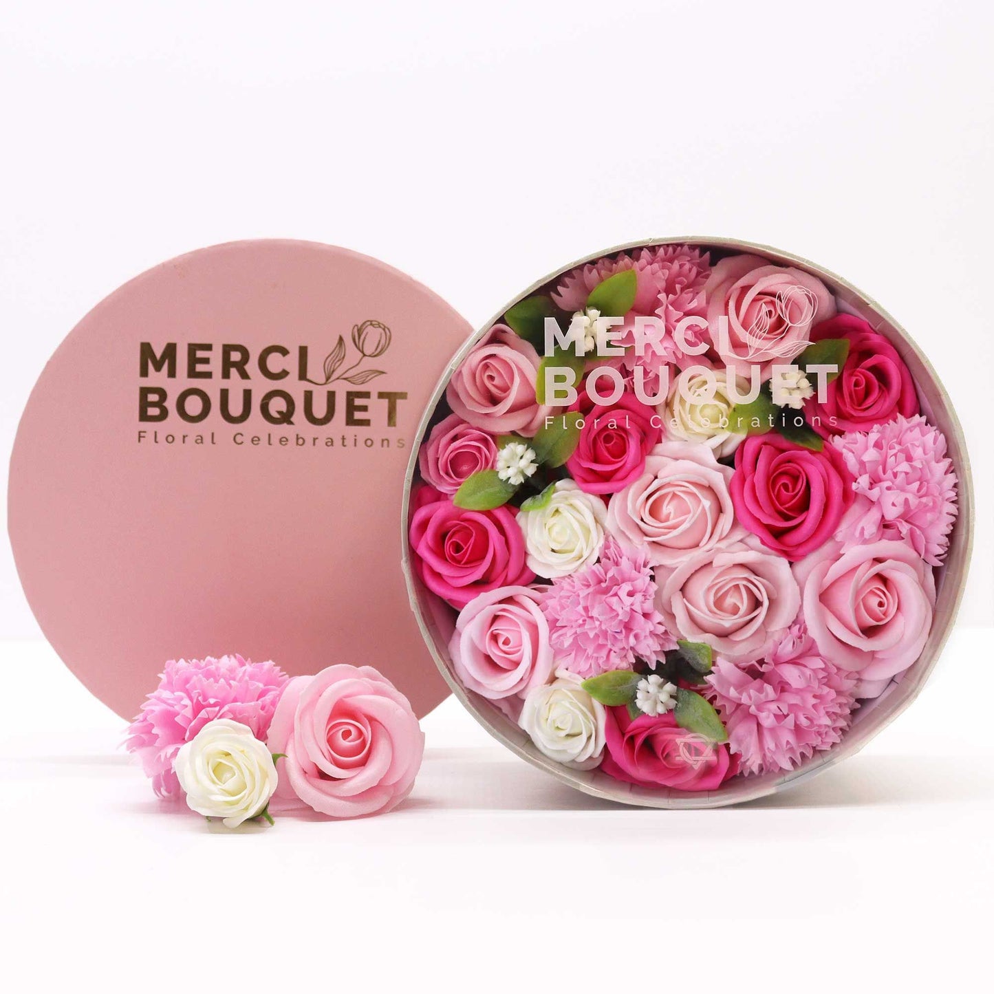 Runde Geschenkbox 'Baby Blessings' mit zarten Seifenrosen in Rosa