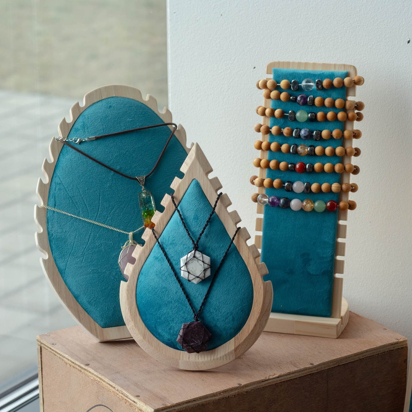 Schmuckständer 'Zarte Träne' - Samt & Massivholz Display für Halsketten 19x13 cm