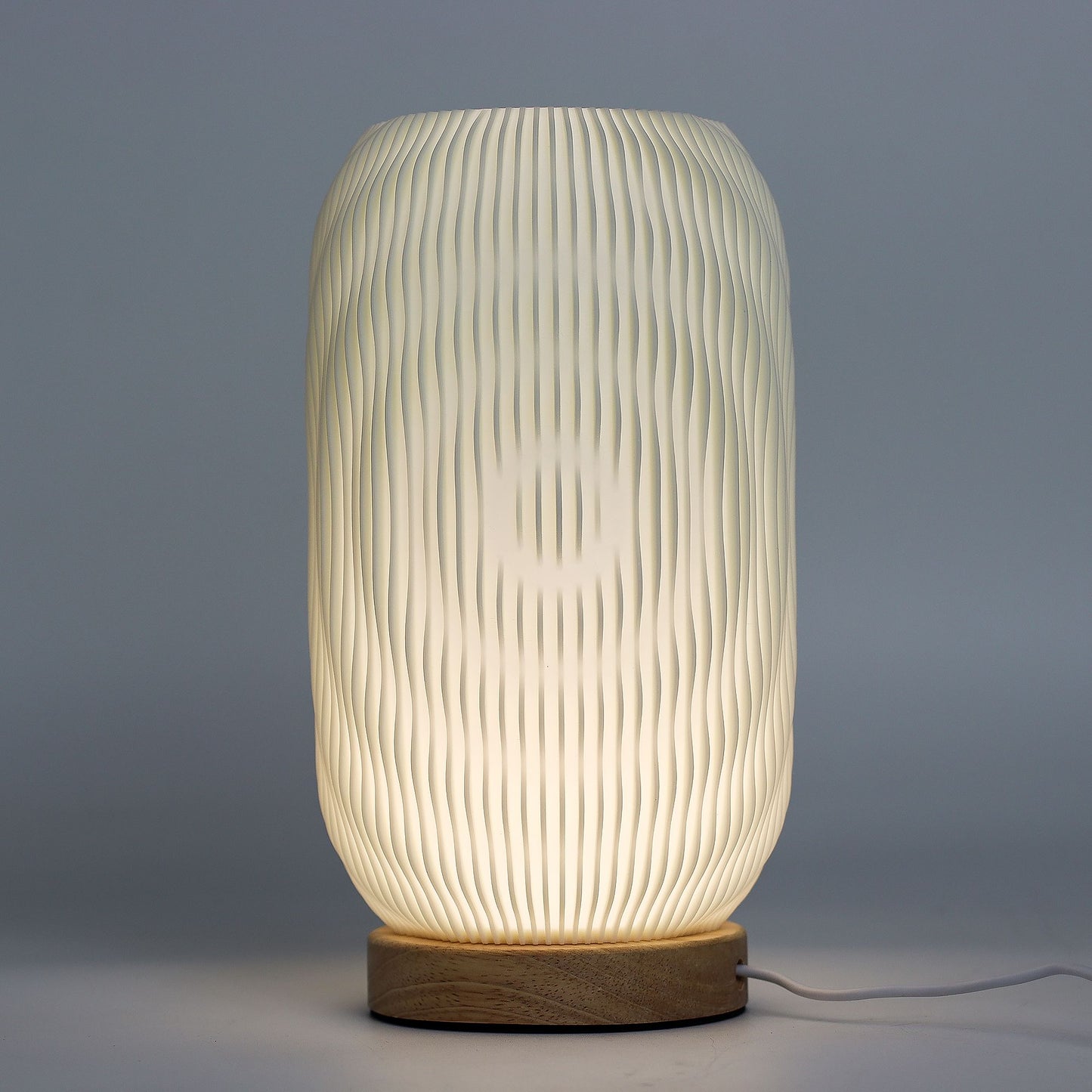 New Wave Lampe – Skulpturale USB-Tischleuchte mit 3 Helligkeitsstufen