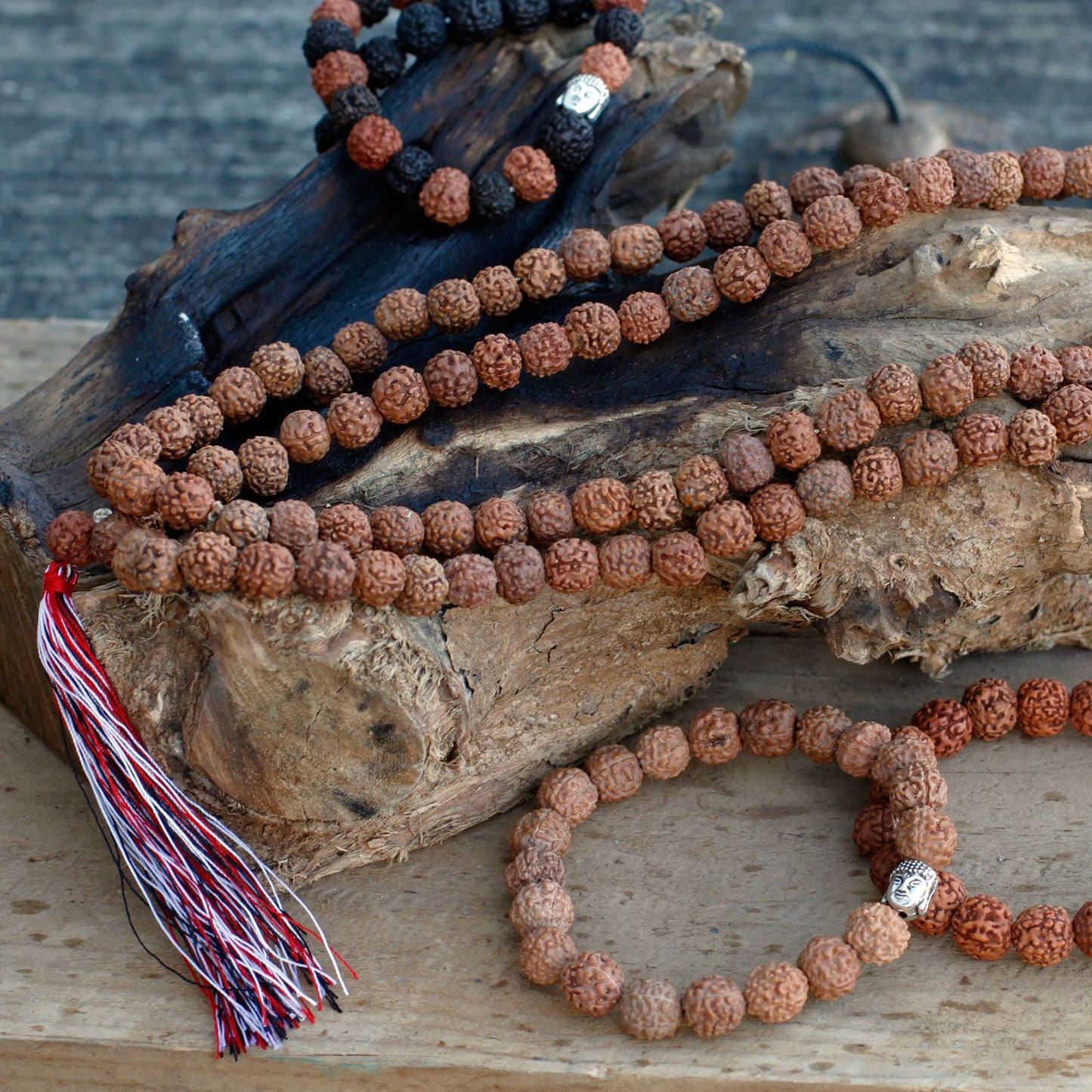 Mala-Kette mit 108 Rudraksha-Perlen – Handgefertigt für Meditation & Achtsamkeit