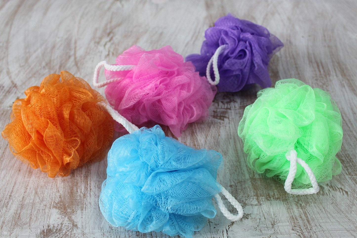 Scrunchies Duschschwamm-Set im Präsentationsrohr – 5 Stück, farbenfroh
