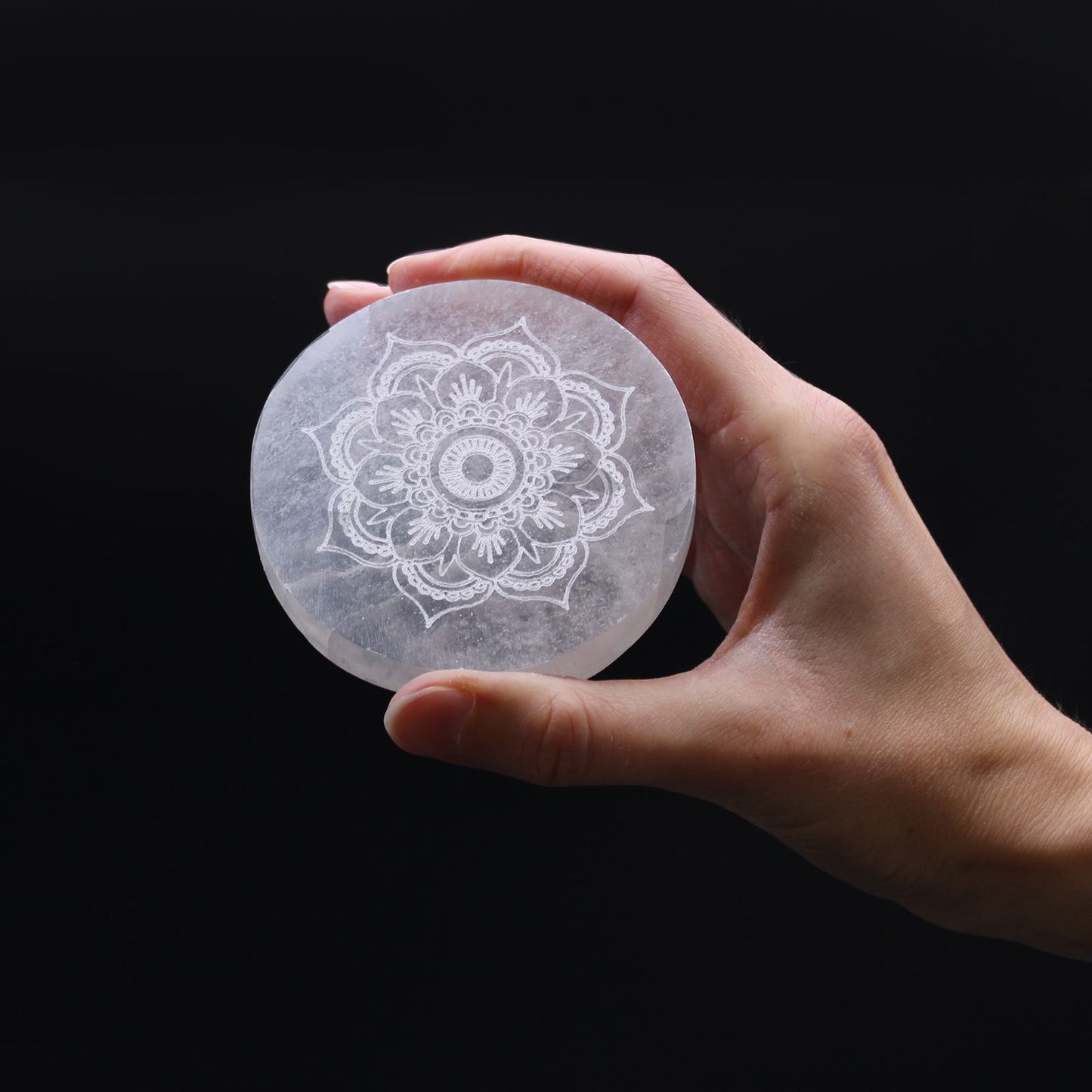 Selenit-Ladeplatte 'Mandala' - Handgeschnitzt, 8 cm