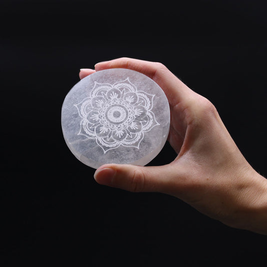 Selenit-Ladeplatte 'Mandala' - Handgeschnitzt, 8 cm