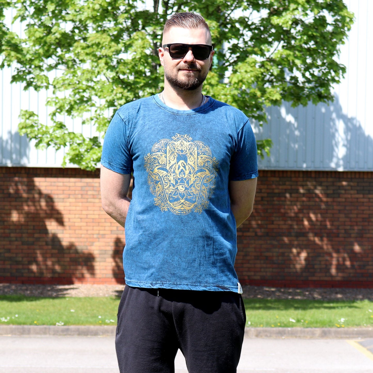Steingewaschenes T-Shirt Blau mit Hamsa Schutzhand – Größe Small