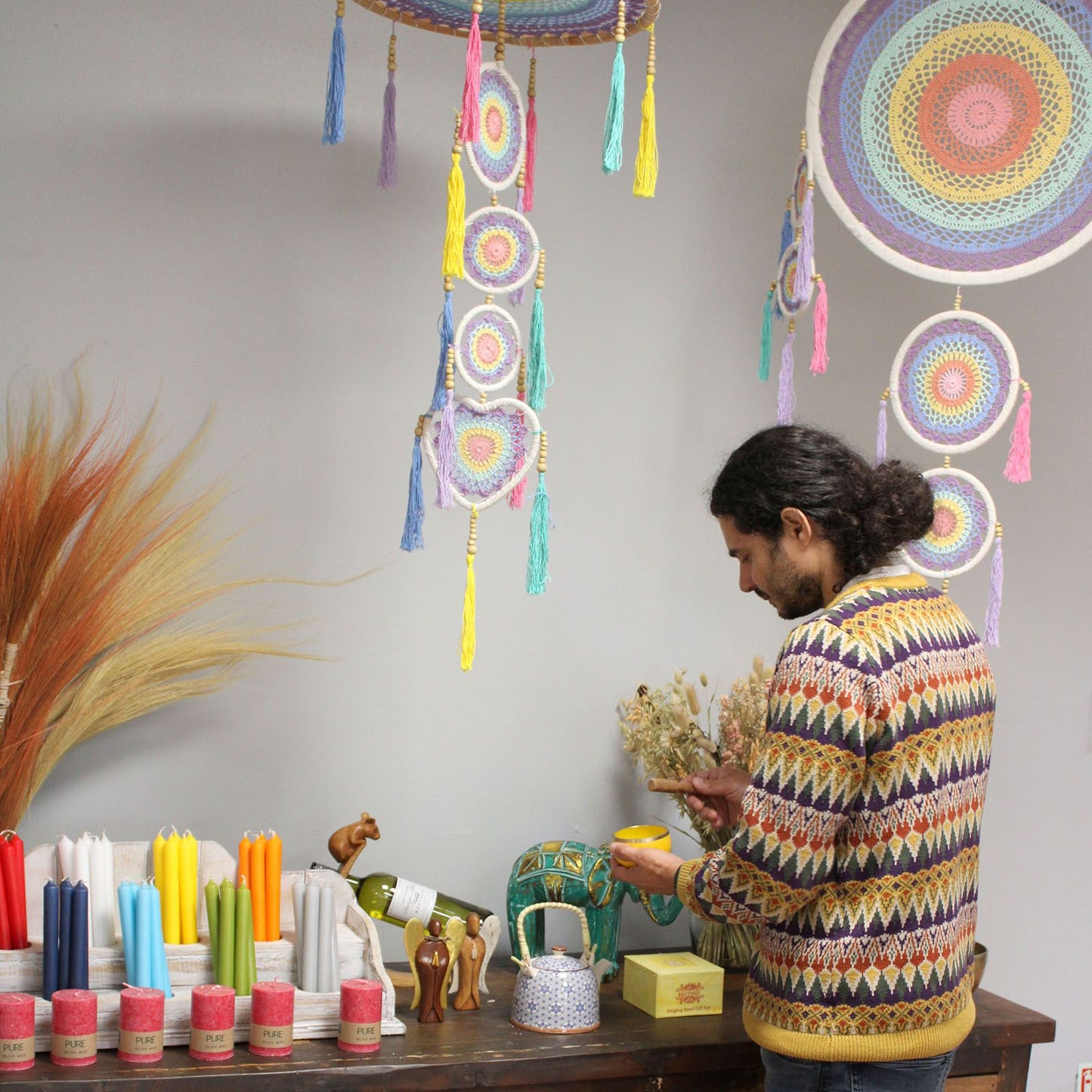 Großer Traumfänger in Pastellregenbogen – Handgefertigter Wandschmuck aus Bali (ca. 115 cm)