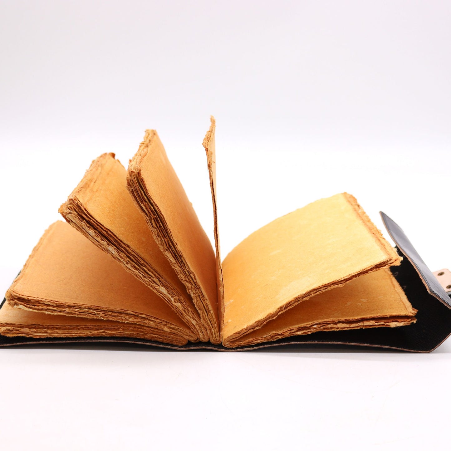 Buch der Schatten – Handgefertigtes Lederjournal mit 200 Seiten & Deckelkante