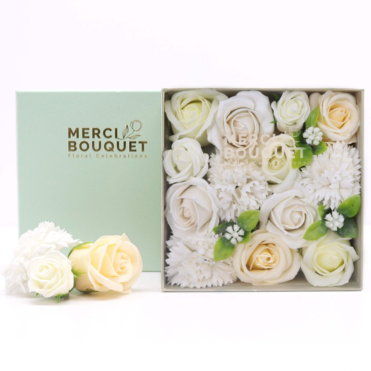Quadratische Seifenblumen-Geschenkbox 'Hochzeitssegen' in Weiß und Elfenbein