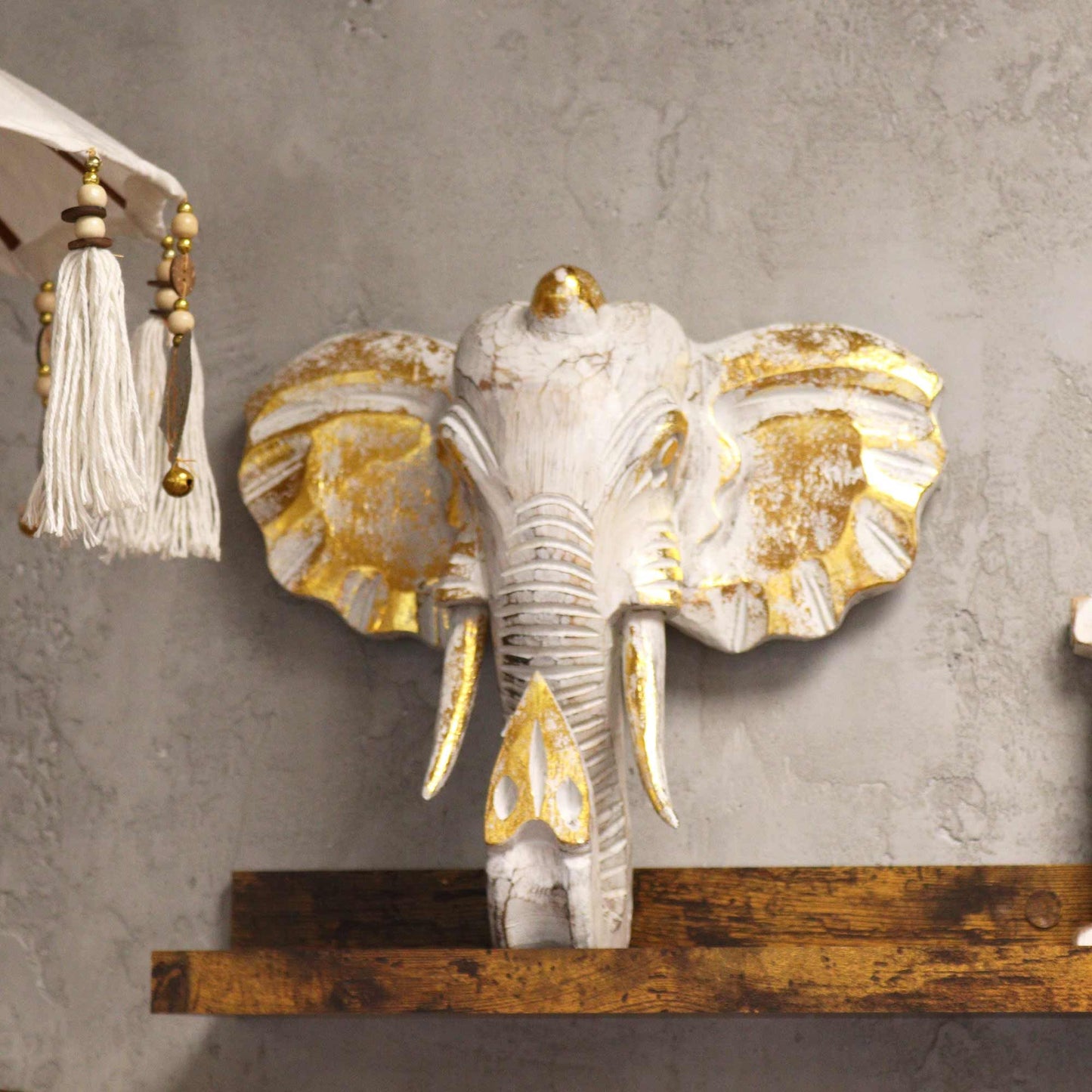 Großer Elefantenkopf in Gold und Weiß - Handgeschnitzte Holzskulptur für die Wand