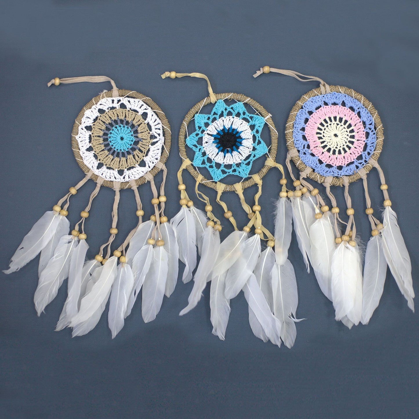 Set mit 6 handgeknüpften Traumfängern in Pastellblau – Mit Federn aus Bali