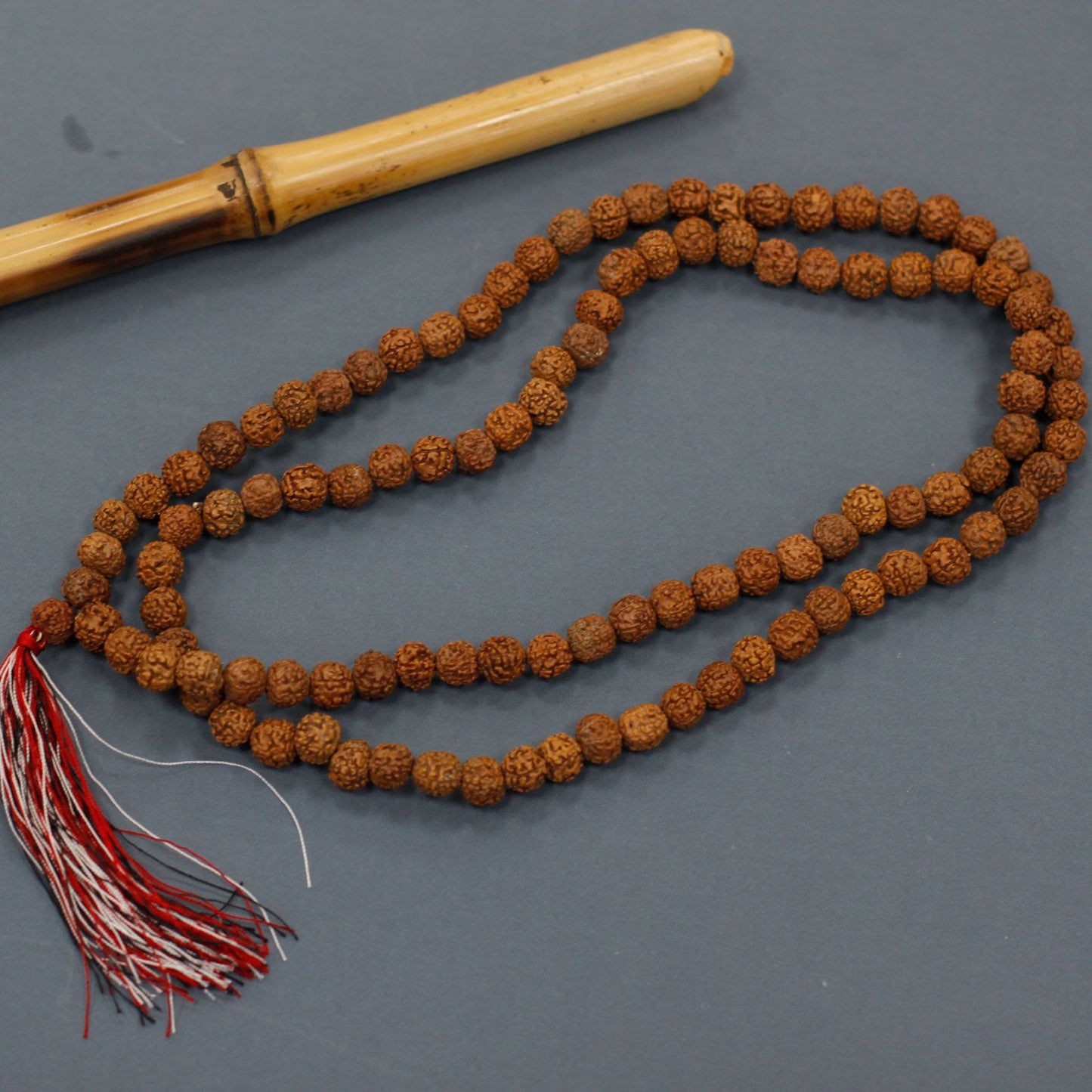 Mala-Kette mit 108 Rudraksha-Perlen – Handgefertigt für Meditation & Achtsamkeit