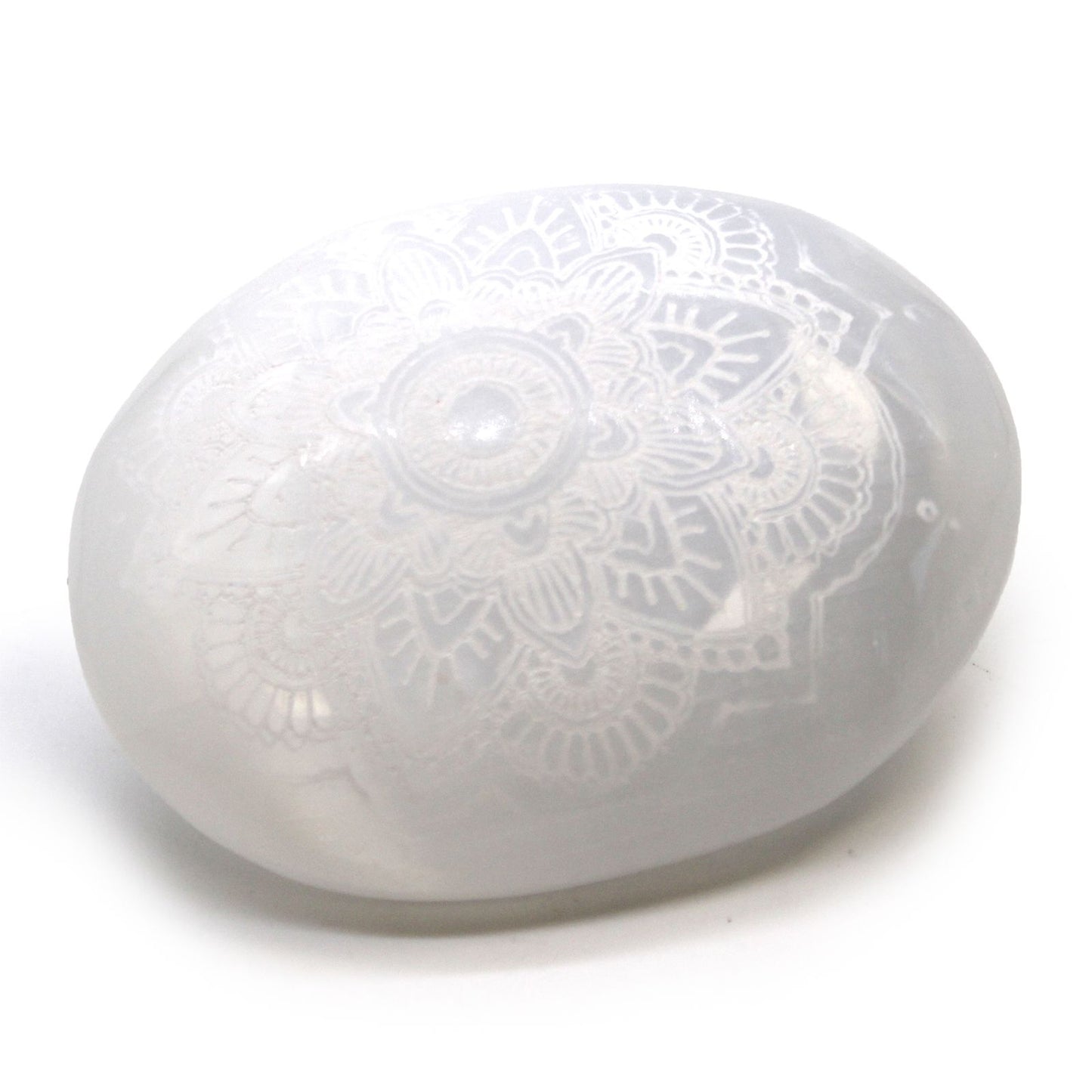 Selenit Handschmeichler mit Mandala – Handgraviertes Kristall-Unikat