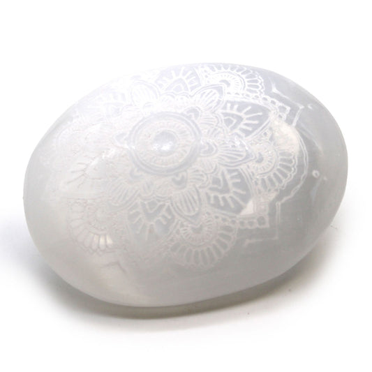 Selenit Handschmeichler mit Mandala – Handgraviertes Kristall-Unikat