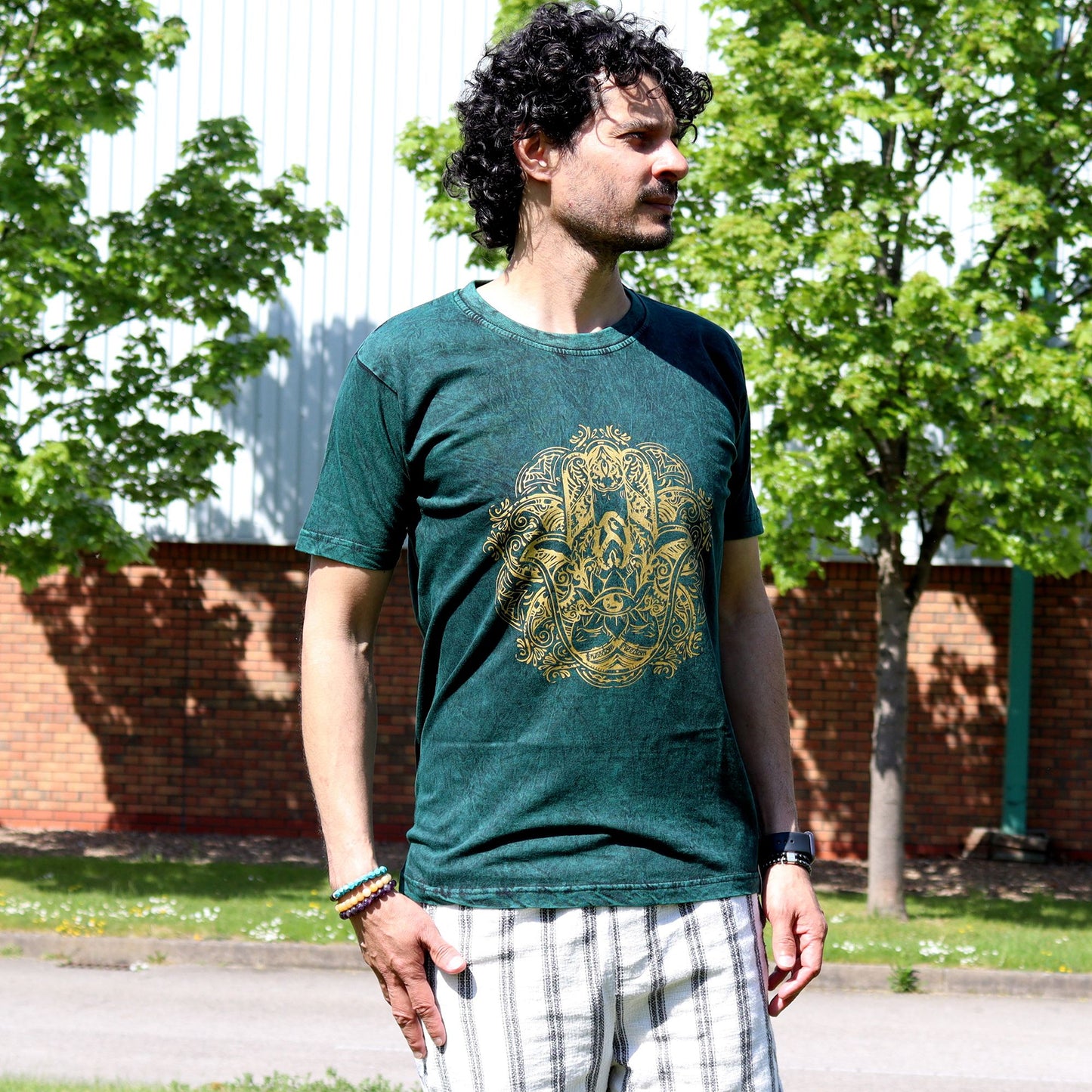 Hamsa T-Shirt in Grün – Steinwäsche-Basic mit Symbolkraft
