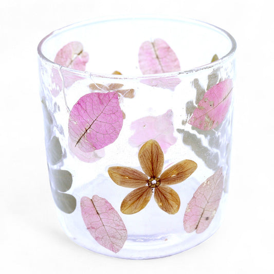 Kerzenständer aus recyceltem Glas mit echten Blüten