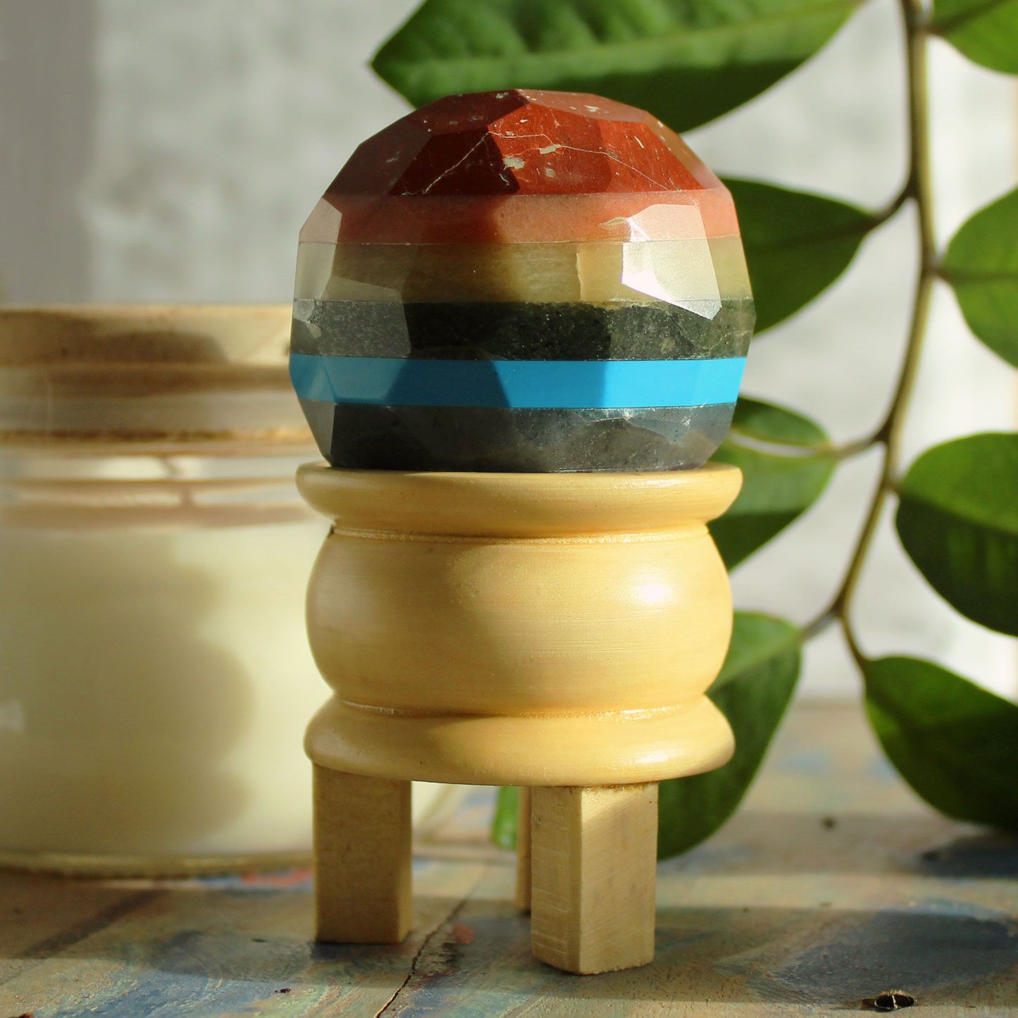 Facettiertes Edelstein-Set der 7 Chakren mit Holzständer – 5,5 cm Heilkugeln