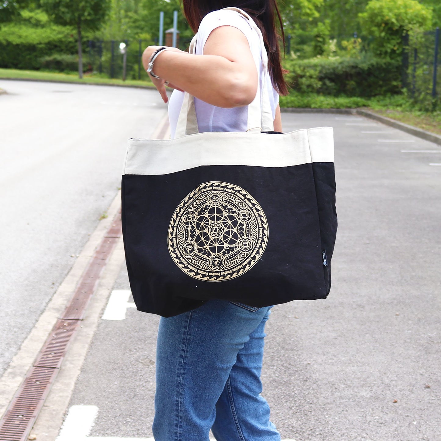 Oversized Shopper Bag mit Chakra Mandala – Handgefertigt in Schokoladen-Stonewash
