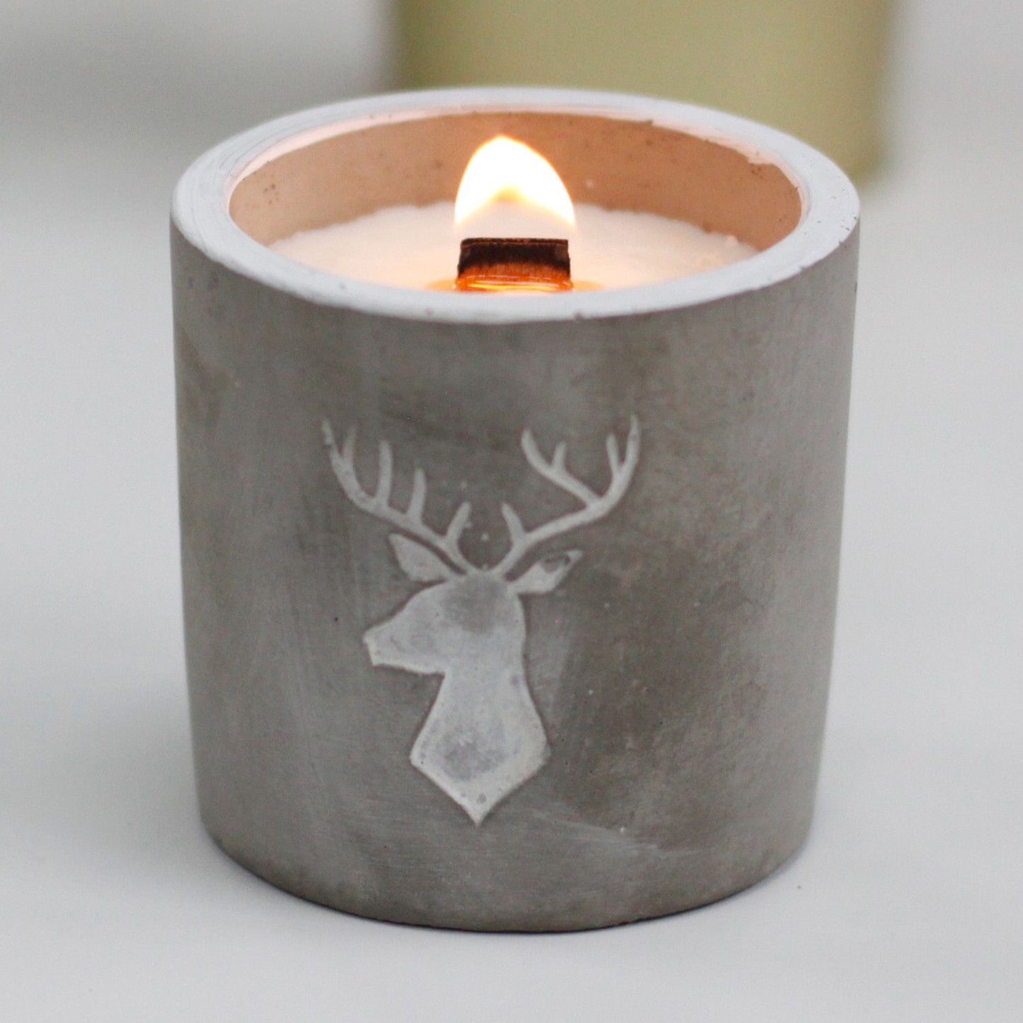 Beton-Duftkerze Stag Head mit Holzdocht - Whisky & Rauchholz Aroma