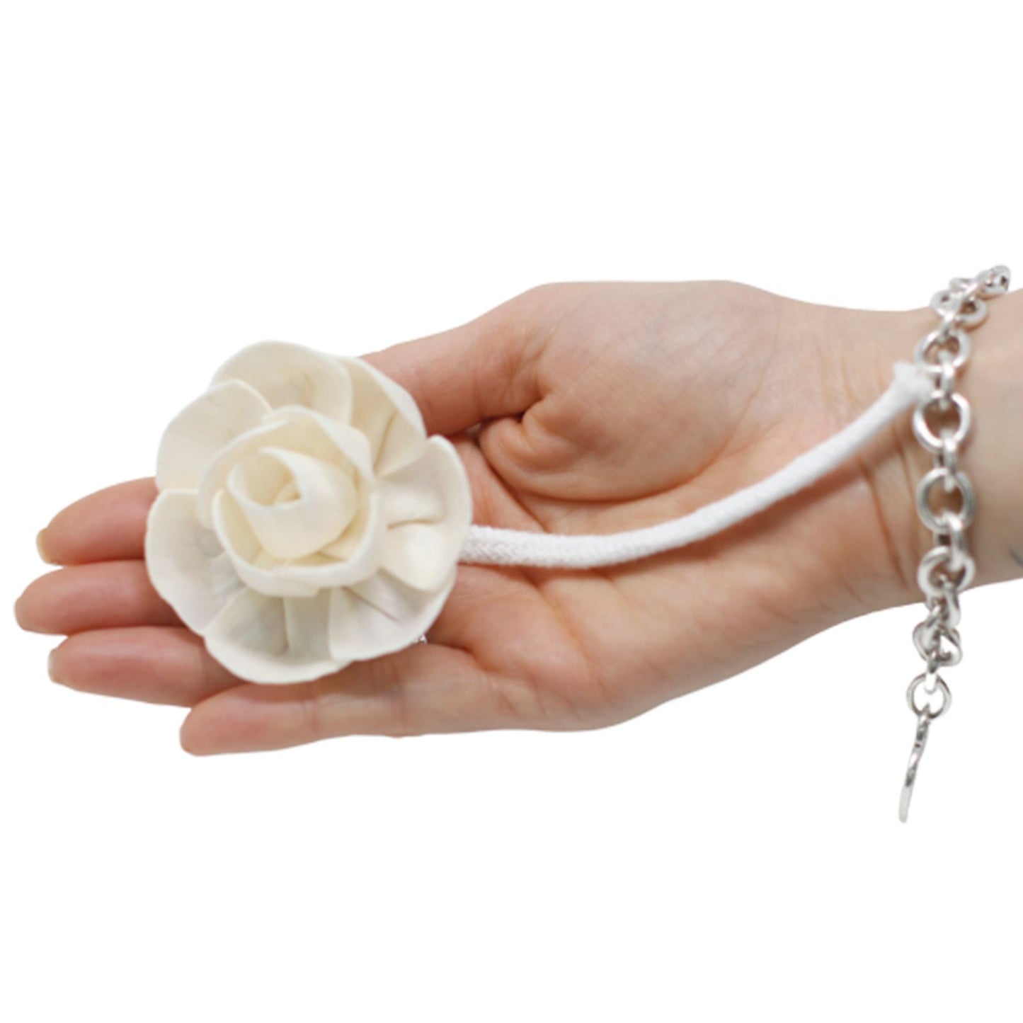 Handgefertigte Lotus-Duftblüte aus Solaholz mit Baumwollband – 6 cm