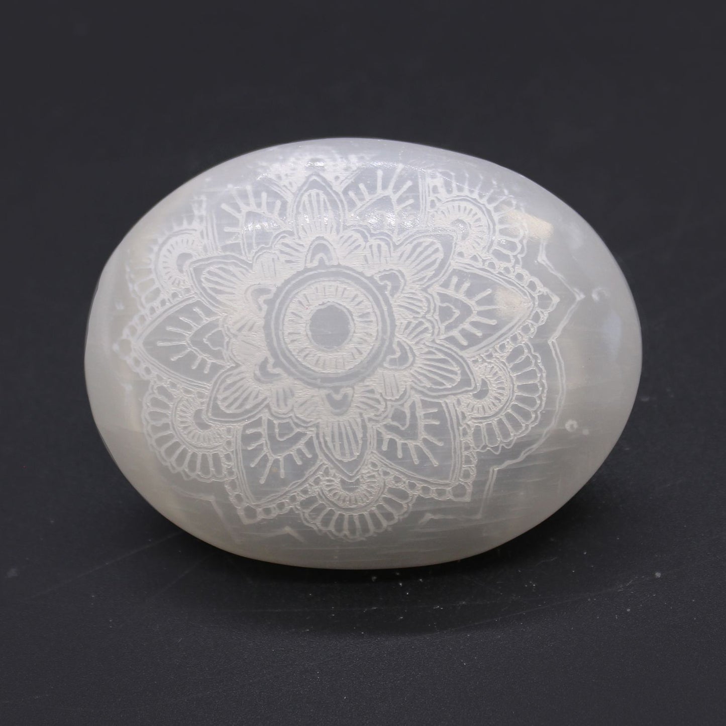 Selenit Handschmeichler mit Mandala – Handgraviertes Kristall-Unikat