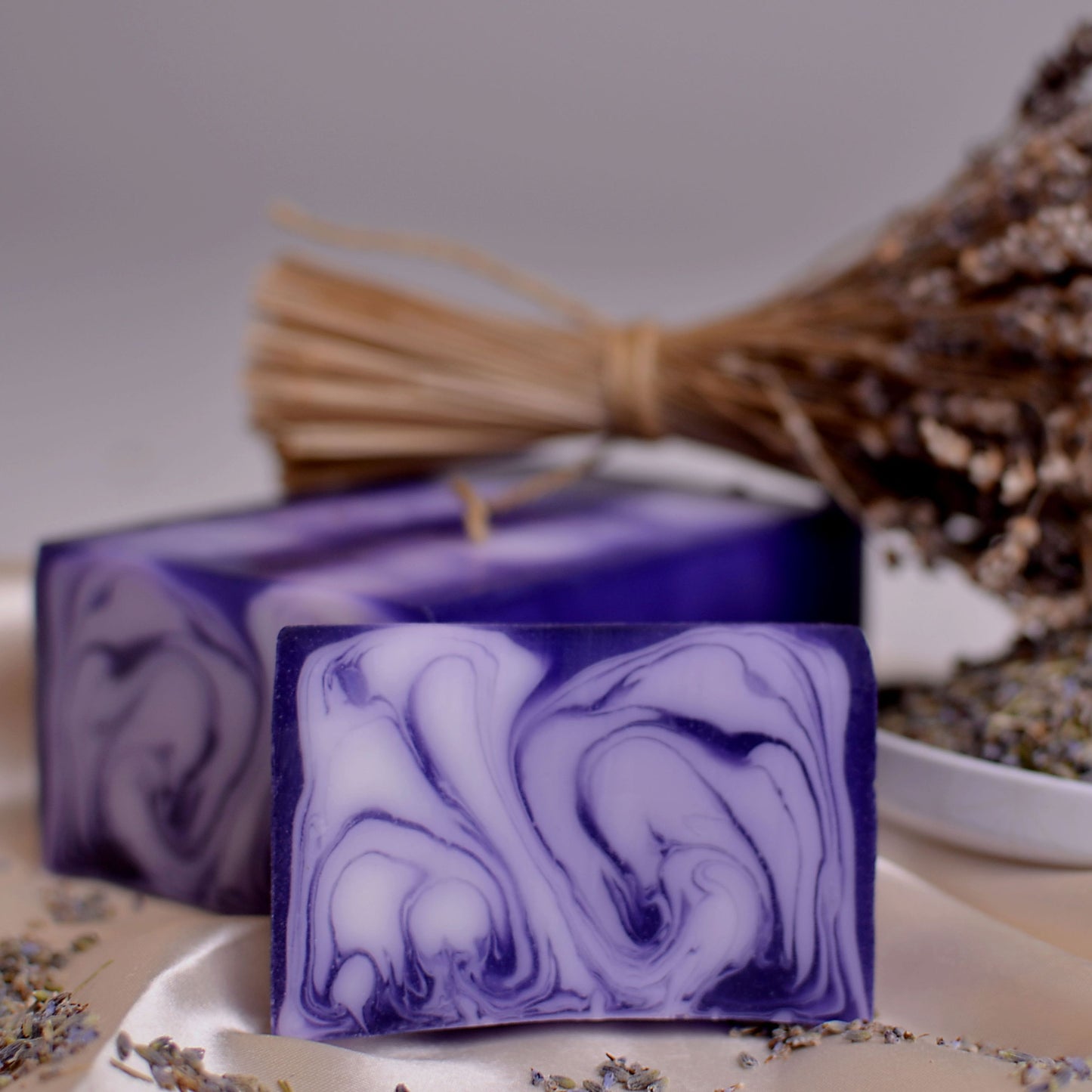 Seifenrohling mit Lavendelblüten – 1,2 kg Block zum Selbstgestalten