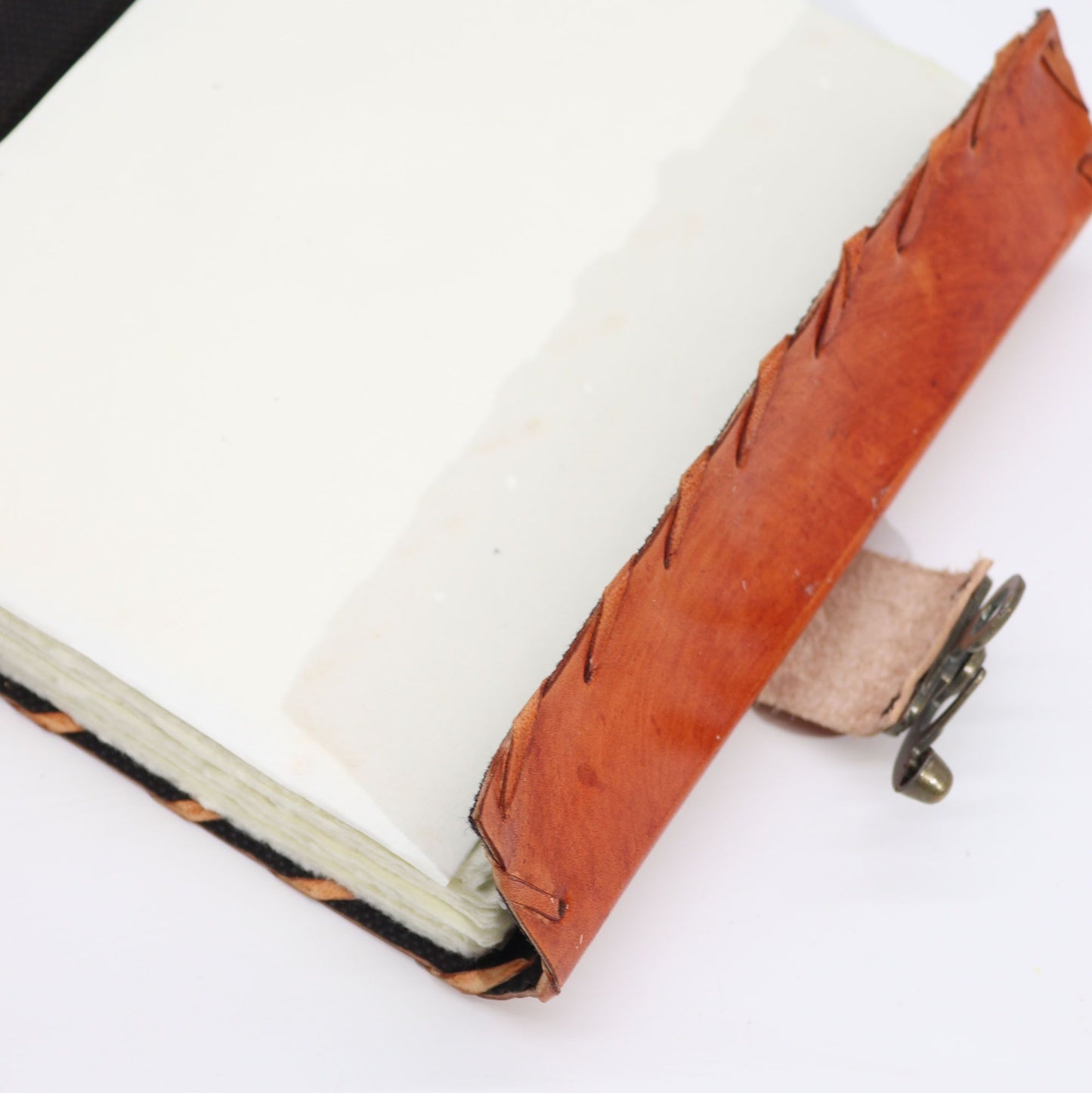 Handgefertigtes Ledernotizbuch mit Schutzauge in Hellbraun | 160 Seiten