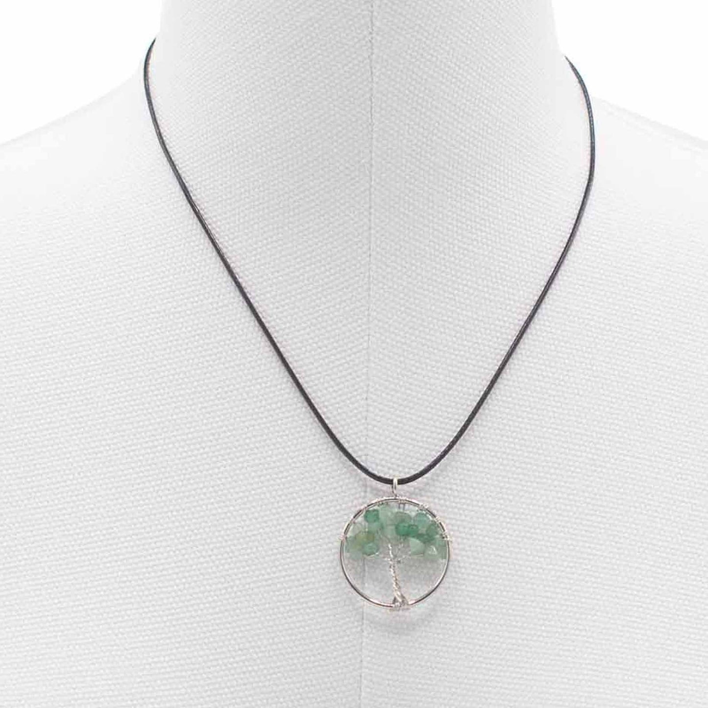 Lebensbaum-Anhänger aus Jade – Handgefertigtes Amulett mit Wildlederband