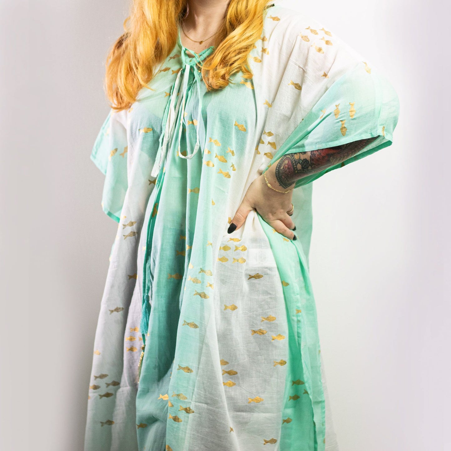 Handbemalter Baumwoll-Kaftan in Weiß mit Türkis und Goldfisch-Motiv