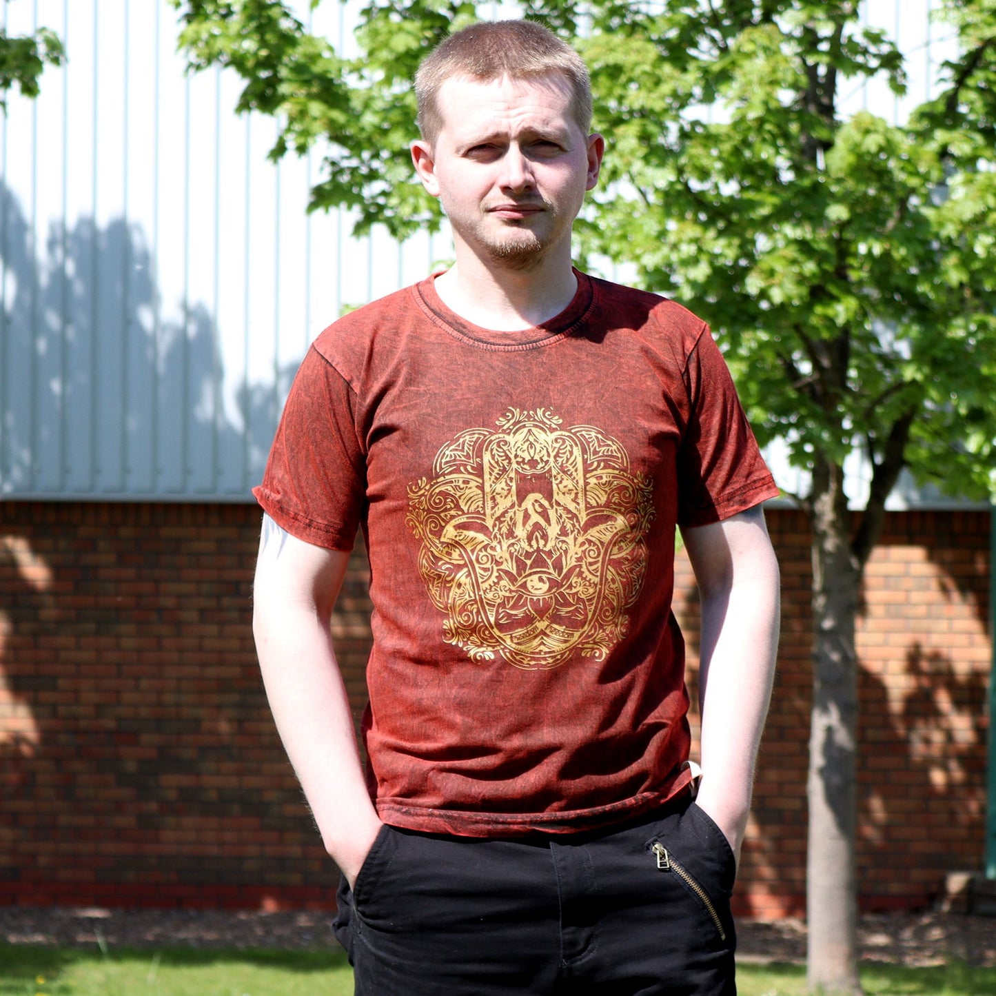 Maroon Hamsa T-Shirt – Steinwäsche Edition in Slim Fit