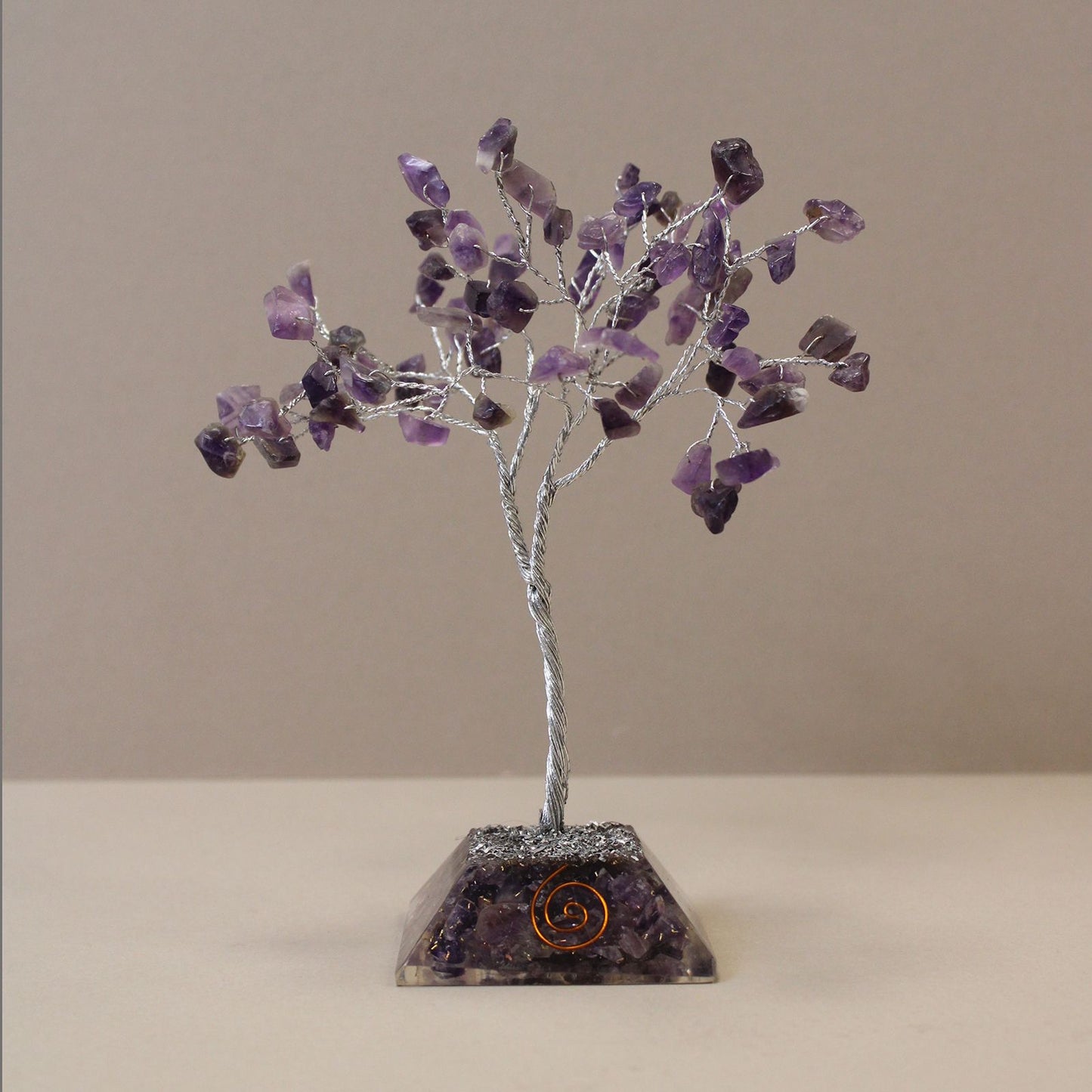 Orgonit-Pyramide mit Amethyst-Kristallbaum – 80 Steine