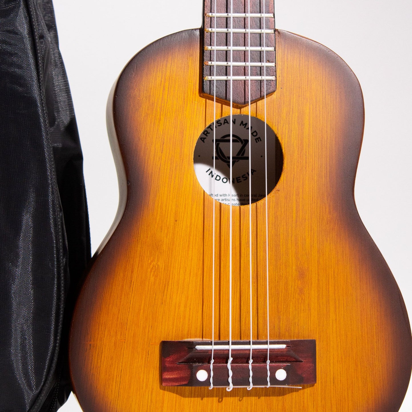 Ukulele in Sonokeling-Holz - Handgefertigt in Orange Sunburst mit Tragetasche