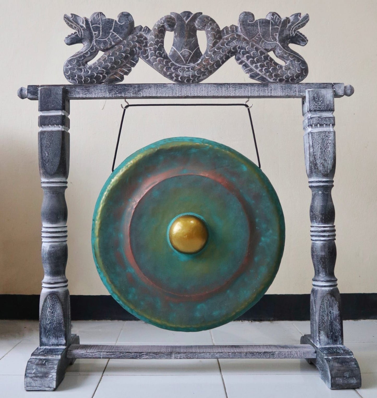 Harmonie-Gong 25 cm in Grün mit handgeschnitztem Albasia-Ständer