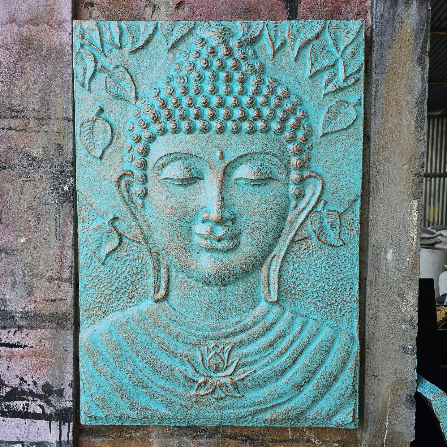 Wandrelief 'Meditierender Buddha' in Türkis - 70x100 cm auf Eisenrahmen