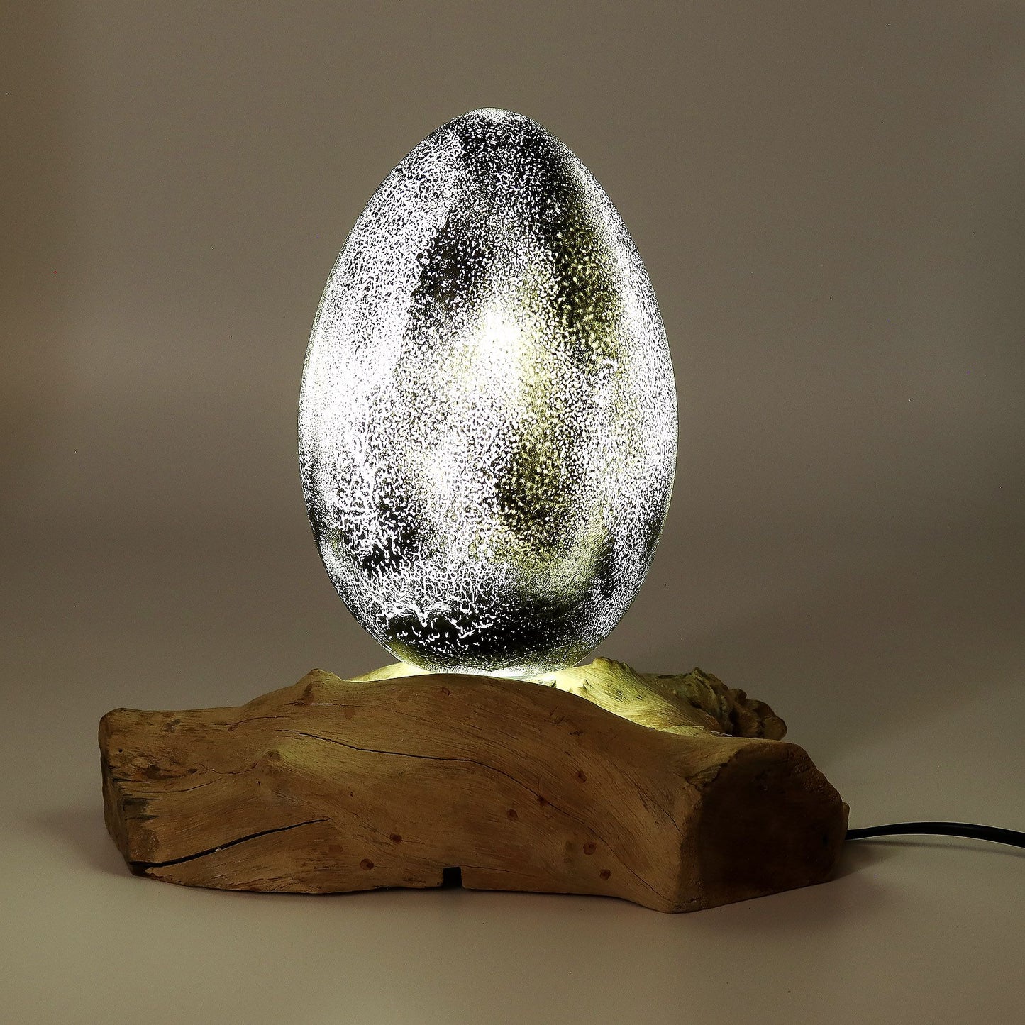 DriftGlow Eierleuchte - Graues Craquelé-Glas auf Treibholz