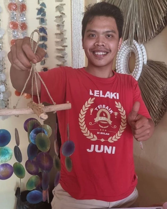 Windspiel aus blauem Treibholz mit Capiz-Glas – Handgefertigter Klangteppich