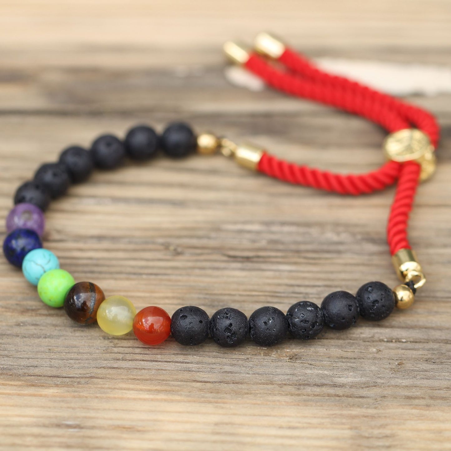 Chakra-Armband aus Lava-Stein mit 18K Gold-Schiebeverschluss
