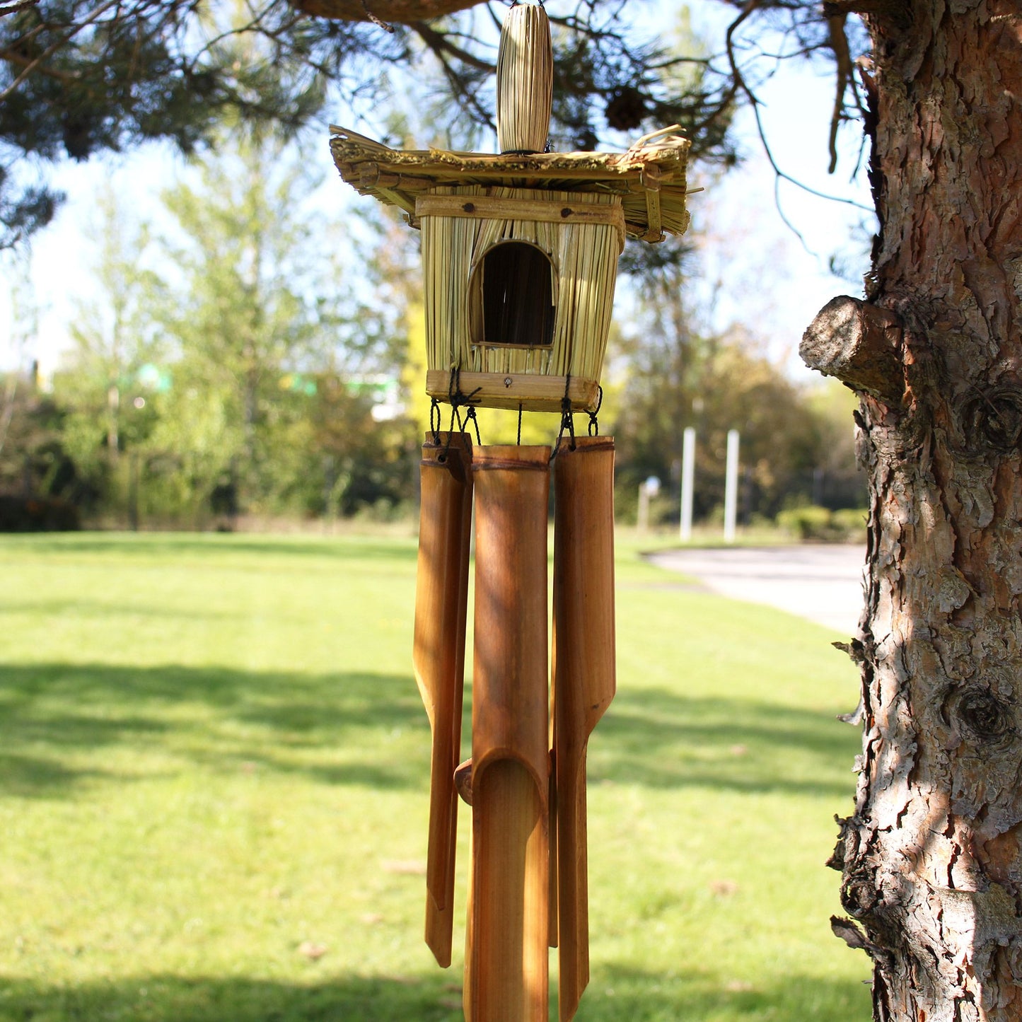 Vogelhaus aus Seegras mit Bambus-Windspiel – Natürliche Gartendeko 49x15 cm