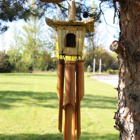 Vogelhaus aus Seegras mit Bambus-Windspiel – Natürliche Gartendeko 49x15 cm
