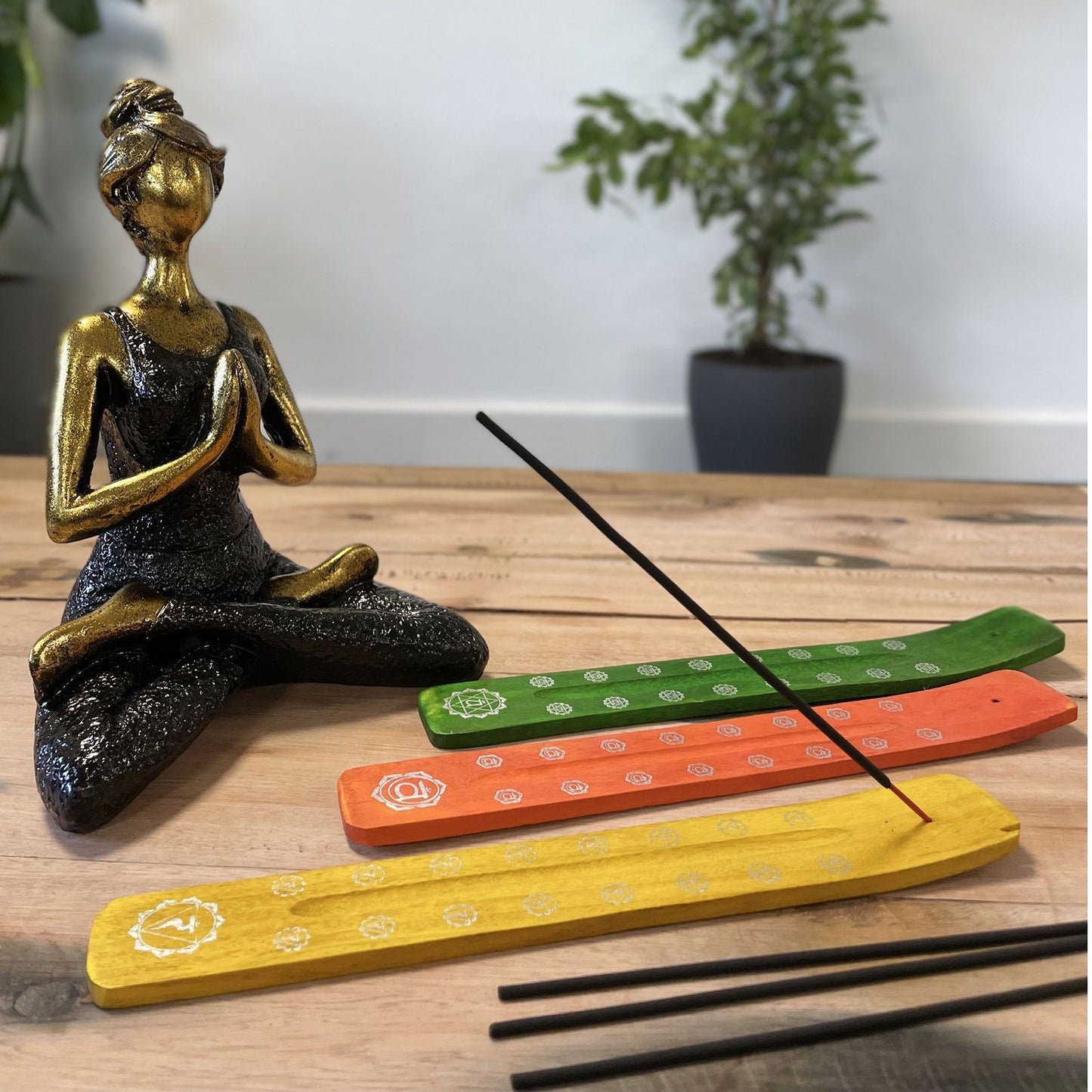 Set mit 7 Räucherhaltern aus Mangoholz – Chakra Designs für Aroma & Meditation