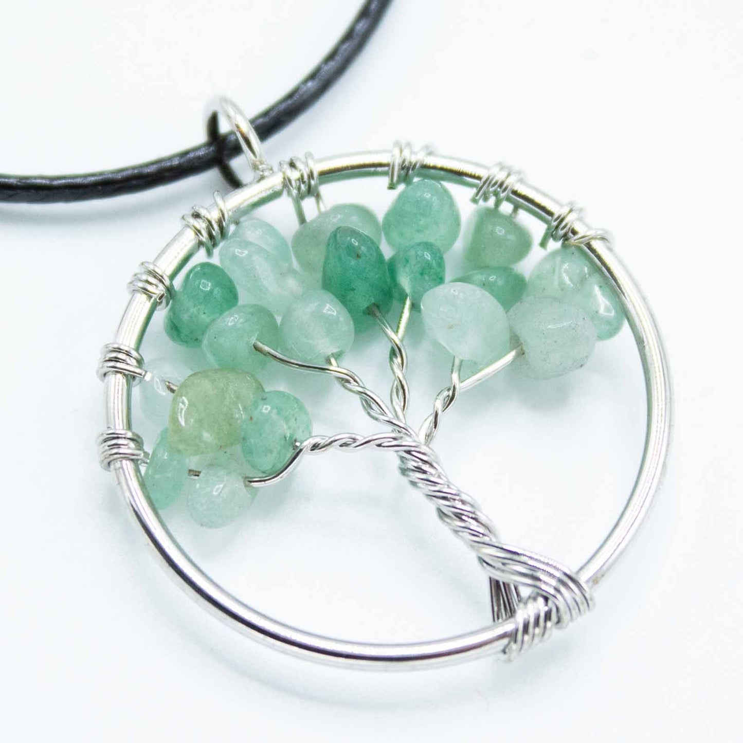 Lebensbaum-Anhänger aus Jade – Handgefertigtes Amulett mit Wildlederband
