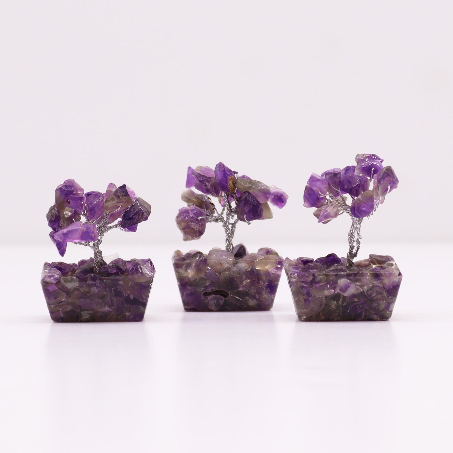 Mini-Edelsteinbaum Amethyst auf Orgonit-Basis – Handgefertigte Deko mit 15 Steinen