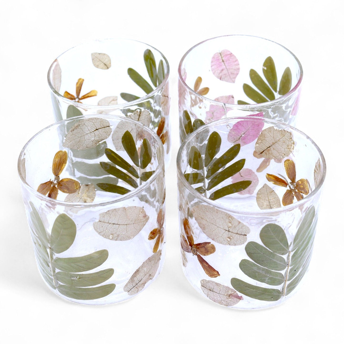 Kerzenständer aus recyceltem Glas mit echten Blüten