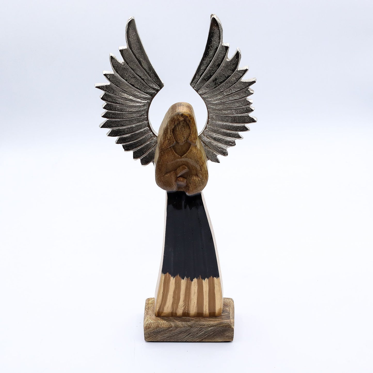 Handgeschnitzter Schutzengel aus Mango-Holz mit silberfarbenen Metallflügeln und schwarzer Emaille-Veredelung (40 cm)