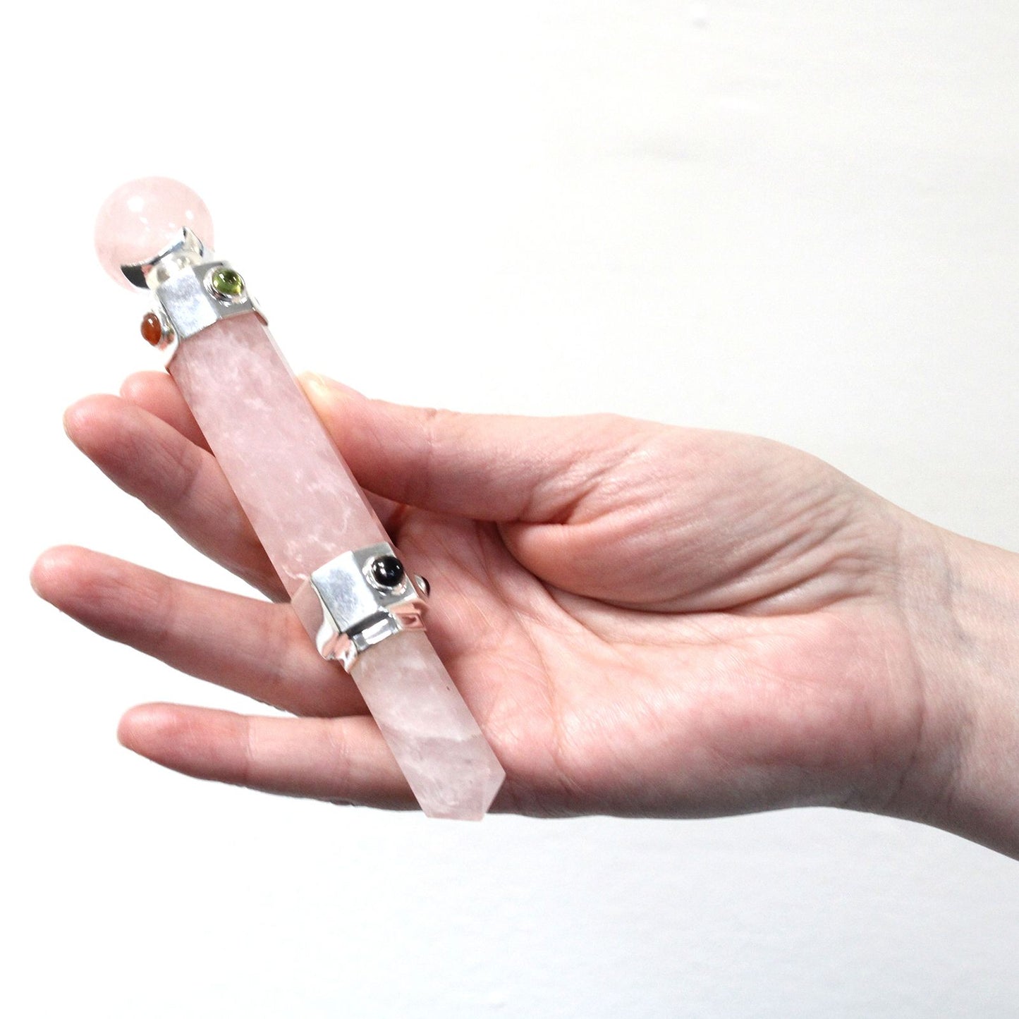 Handgefertigter Rosenquarz Energie-Stab in Sechskantform – 12 cm mit Silberakzent