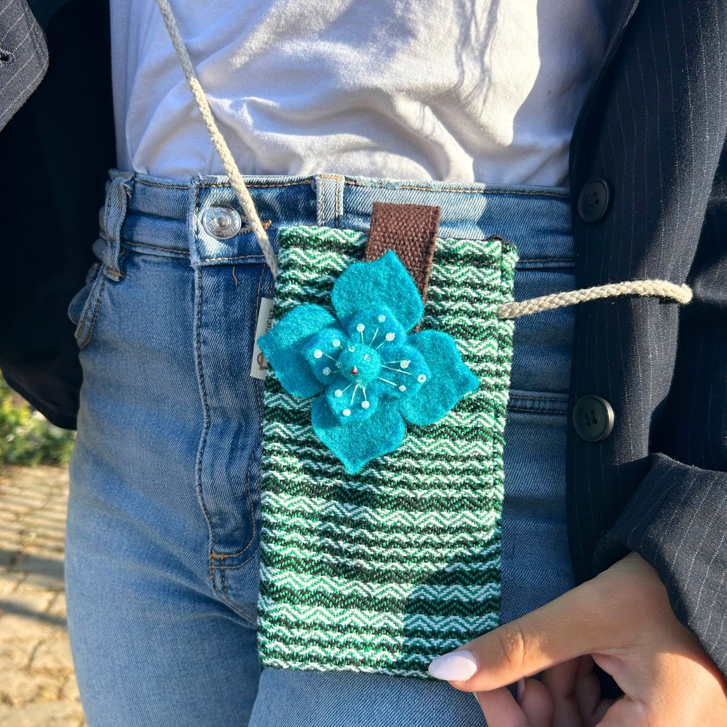 Handytasche mit grünem Streifendesign und Blumenapplikation aus Baumwolle