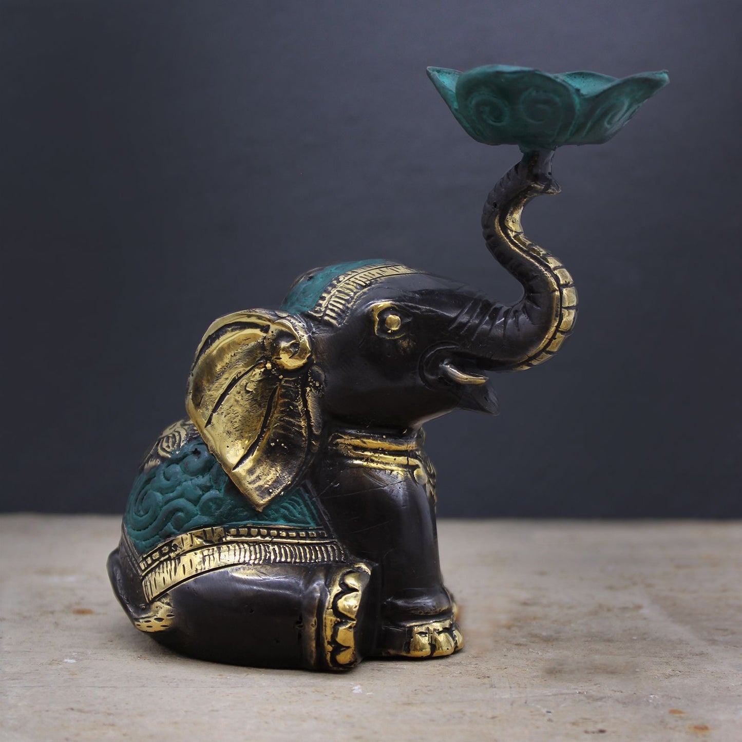 Mittelgroßer Elefanten-Kerzenhalter aus Messing – Feng-Shui-Skulptur