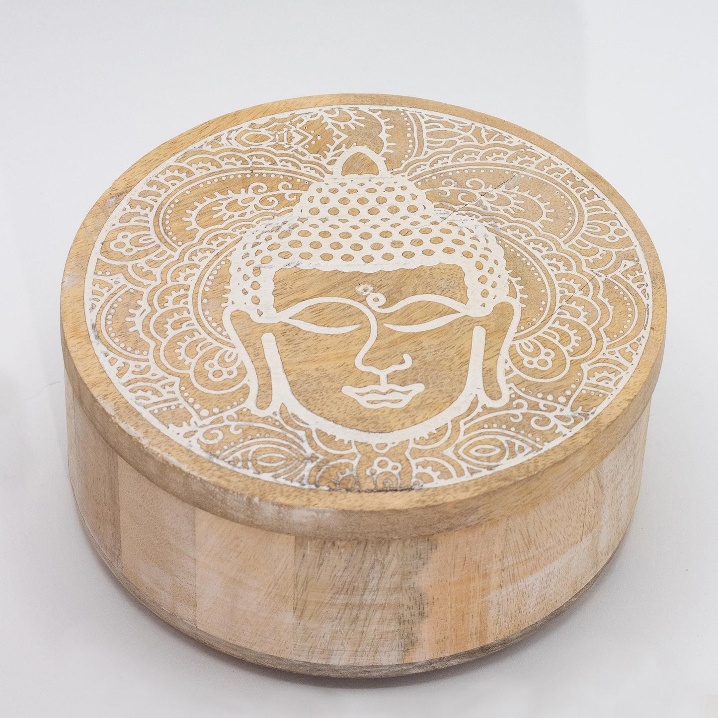 Runde Aufbewahrungsbox mit Buddha-Gravur - Weiß getöntes Mangoholz, Ø 17,5 cm