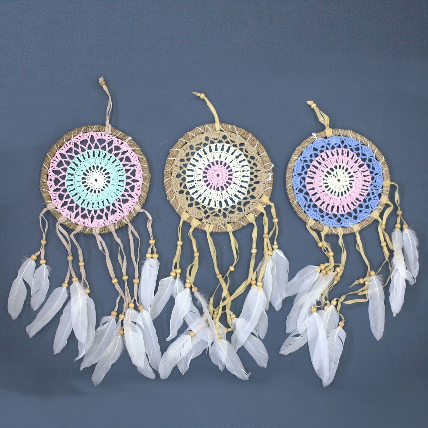 Handgeknüpfter Traumfänger in Pastellrosa – 16 cm Macramé mit Naturfedern